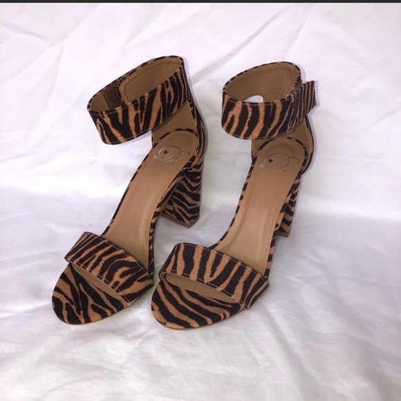 ⬇️💲”D” Tiger Print Block Heels  NWOT - Picture 2 of 10